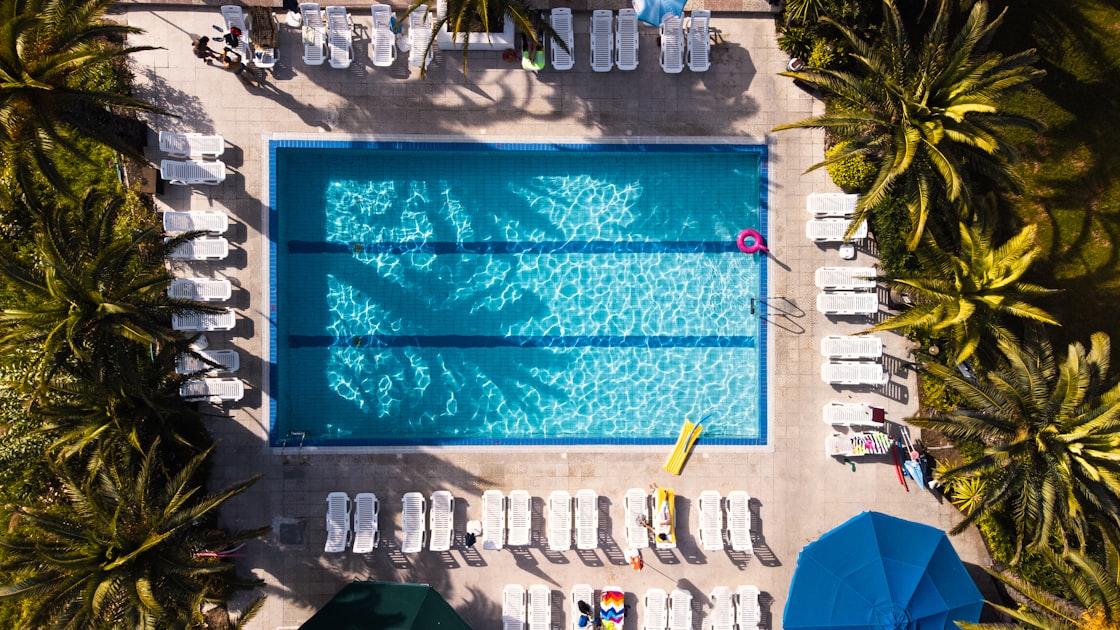 Choosing the Right Pool Care Service